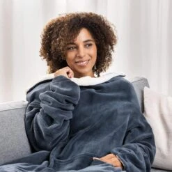 Navaris Heizdecke Snuggy, Mit Ärmeln, Dunkelblau, 9 Temperaturen, Abschaltautomatik, 195 X 125cm -Küche Fach Geschäft 8b90eeeee5690bd88dca8cee104e890b631da7f6 heizdecke navaris mit aermeln und tasche blaucreme