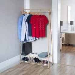 Relaxdays Garderobenständer Sandra, 10020565, Mit 2 Ablagen & 4 Haken, Metall, Hellbraun -Küche Fach Geschäft bcc8790825ee4e249fd2e7d3151f04f7fc3316b5 garderobenstaender relaxdays sandra 10020565