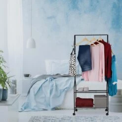 Relaxdays Garderobenständer 10027470, Mit Rollen, 2 Ablagen & 4 Haken, Metall, Schwarz 13 Relaxdays Garderobenständer 10027470, Mit Rollen, 2 Ablagen & 4 Haken, Metall, Schwarz -Küche Fach Geschäft fa6606eabd6dc0e38dc7bb48f22b20dd160f763b garderobenstaender relaxdays 10027470